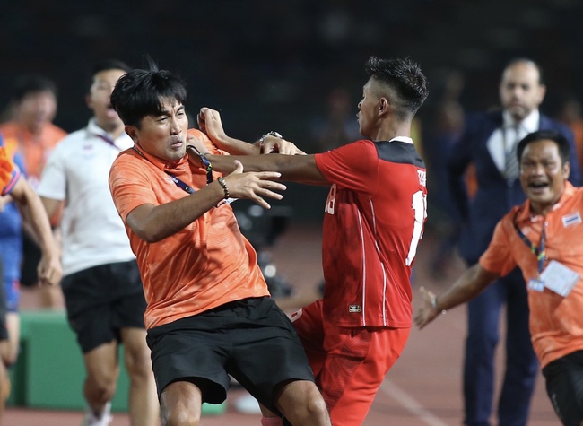 Cầu thủ Thái Lan kể về giây phút gạt hết tất cả để lao vào ẩu đả với Indonesia: Họ chạy qua và lắc lư - Ảnh 1.