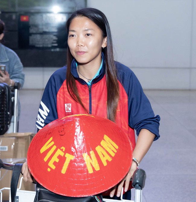 Nhà vô địch bóng đá nữ SEA Games 32 đã về tới Việt Nam: Huỳnh Như tự hào khoe nón lá, Chương Thị Kiều học làm 'phóng viên' - Ảnh 2.