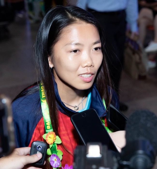 Nhà vô địch bóng đá nữ SEA Games 32 đã về tới Việt Nam: Huỳnh Như tự hào khoe nón lá, Chương Thị Kiều học làm 'phóng viên' - Ảnh 9.