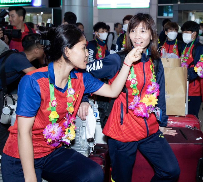 Nhà vô địch bóng đá nữ SEA Games 32 đã về tới Việt Nam: Huỳnh Như tự hào khoe nón lá, Chương Thị Kiều học làm 'phóng viên' - Ảnh 5.