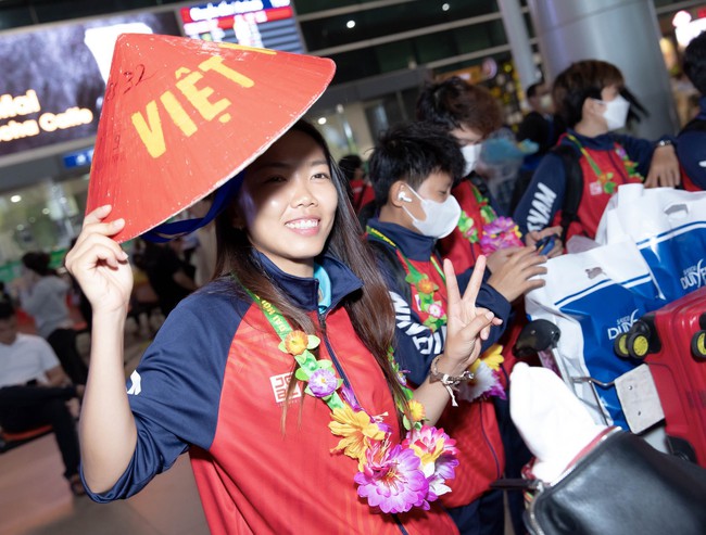 Nhà vô địch bóng đá nữ SEA Games 32 đã về tới Việt Nam: Huỳnh Như tự hào khoe nón lá, Chương Thị Kiều học làm 'phóng viên' - Ảnh 3.