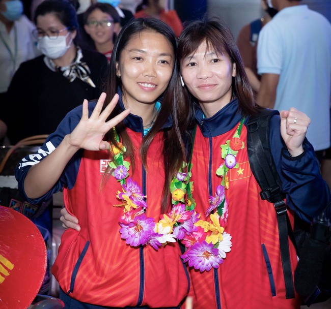 Nhà vô địch bóng đá nữ SEA Games 32 đã về tới Việt Nam: Huỳnh Như tự hào khoe nón lá, Chương Thị Kiều học làm 'phóng viên' - Ảnh 7.