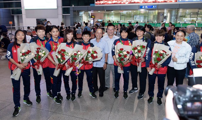 Nhà vô địch bóng đá nữ SEA Games 32 đã về tới Việt Nam: Huỳnh Như tự hào khoe nón lá, Chương Thị Kiều học làm 'phóng viên' - Ảnh 4.
