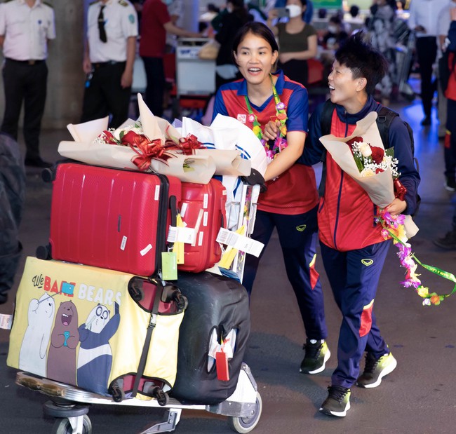 Nhà vô địch bóng đá nữ SEA Games 32 đã về tới Việt Nam: Huỳnh Như tự hào khoe nón lá, Chương Thị Kiều học làm 'phóng viên' - Ảnh 6.