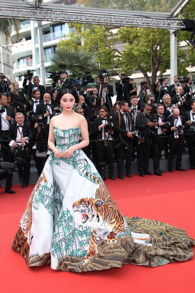 Siêu thảm đỏ LHP Cannes 2023: Phạm Băng Băng quyền lực đọ sắc cực gắt với &quot;công chúa&quot; Elle Fanning, Johnny Depp tái xuất ấn tượng hậu vụ ly hôn lùm xùm - Ảnh 3.