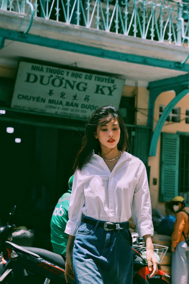 Hoa hậu Tiểu Vy trình làng bộ ảnh concept vintage thập niên 90 - Ảnh 1.