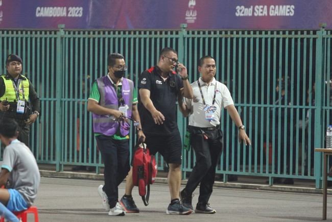 U22 Indonesia tiết lộ lý do vụ ẩu đả ở chung kết SEA Games, HLV Thái Lan ‘nắn gân’ học trò sau hành động xấu xí - Ảnh 4.