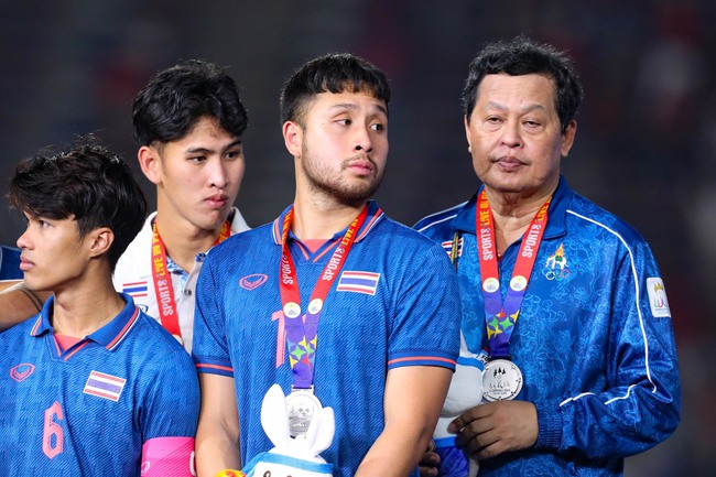 Cầu thủ Thái Lan buồn tiu nghỉu, ôm cái kết đắng sau màn 'cà khịa' ở chung kết SEA Games - Ảnh 1.