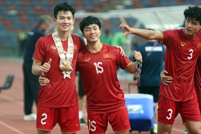 Sau trận đấu 'mưa nước mắt', đội trưởng U22 Việt Nam tìm lại nụ cười với món quà đặc biệt từ CĐV - Ảnh 7.