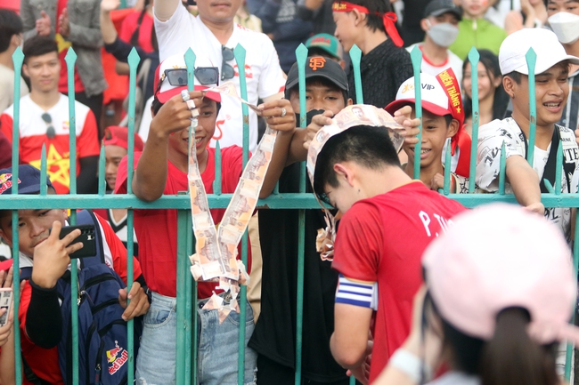 Sau trận đấu 'mưa nước mắt', đội trưởng U22 Việt Nam tìm lại nụ cười với món quà đặc biệt từ CĐV - Ảnh 5.