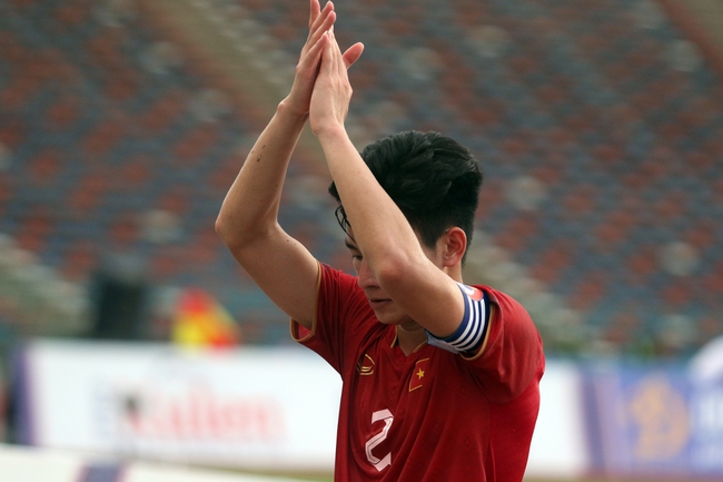 Sau trận đấu 'mưa nước mắt', đội trưởng U22 Việt Nam tìm lại nụ cười với món quà đặc biệt từ CĐV - Ảnh 4.