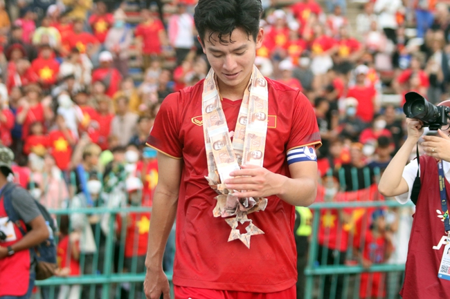 Sau trận đấu 'mưa nước mắt', đội trưởng U22 Việt Nam tìm lại nụ cười với món quà đặc biệt từ CĐV - Ảnh 6.