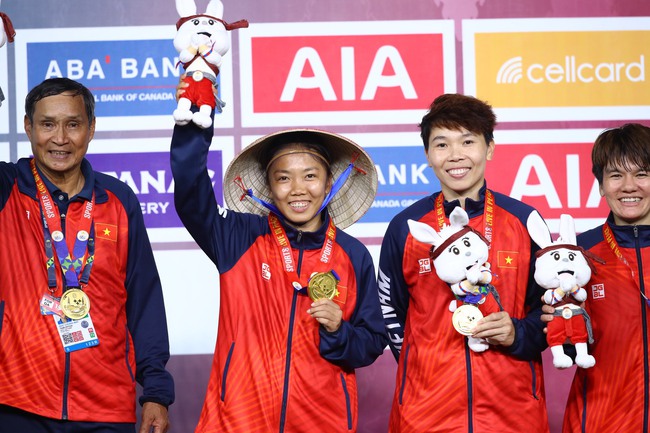 Huỳnh Như đội chiếc nón lá đặc biệt, ăn mừng cực đáng yêu sau chức vô địch SEA Games - Ảnh 6.