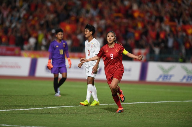 FIFA khen ngợi 2 tuyển thủ Việt Nam, chỉ ra điểm đặc biệt của HLV Mai Đức Chung - Ảnh 2.