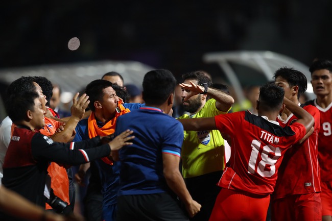 Loạn đả ở chung kết SEA Games, cầu thủ U22 Indonesia đấm thẳng mặt trợ lý Thái Lan - Ảnh 3.