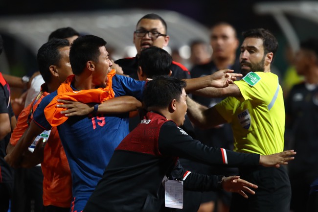 Loạn đả ở chung kết SEA Games, cầu thủ U22 Indonesia đấm thẳng mặt trợ lý Thái Lan - Ảnh 2.