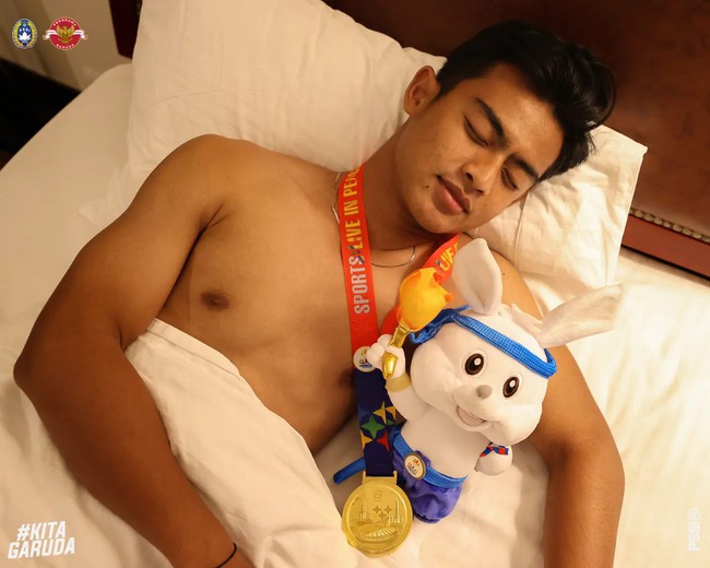 Cầu thủ Indonesia đeo huy chương vàng nằm ngủ cực ngon sau cuộc hỗn chiến kinh hoàng với U22 Thái Lan - Ảnh 1.