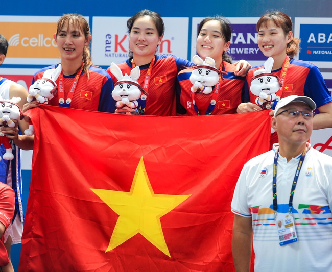Nữ VĐV bóng rổ bật khóc, ôm tạm biệt chị em song sinh họ Trương về Mỹ sau SEA Games 32 - Ảnh 5.