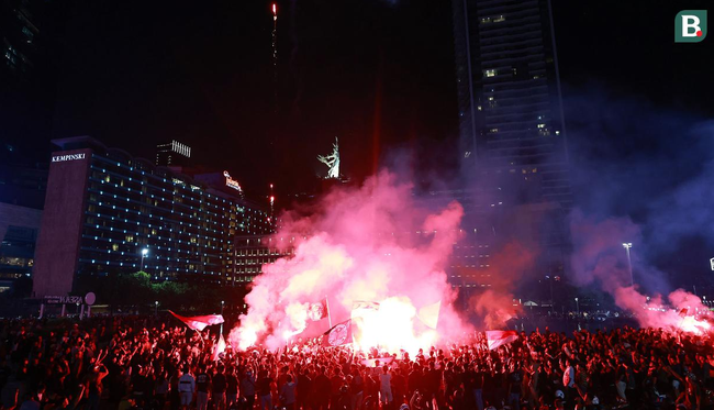 Fan Indonesia ném pháo sáng, 'đi bão' xuyên đêm sau khi đội nhà thắng cảm xúc Thái Lan vô địch SEA Games - Ảnh 1.