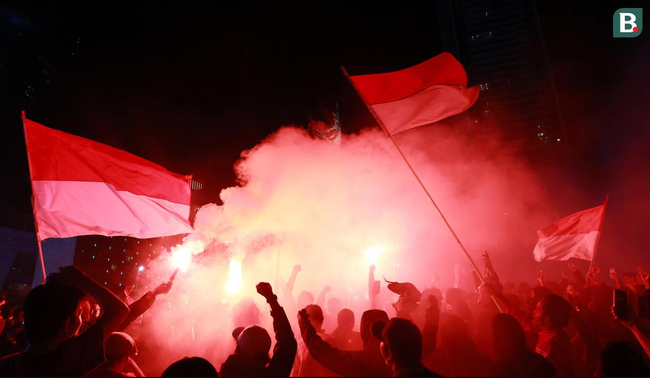 Fan Indonesia ném pháo sáng, 'đi bão' xuyên đêm sau khi đội nhà thắng cảm xúc Thái Lan vô địch SEA Games - Ảnh 2.
