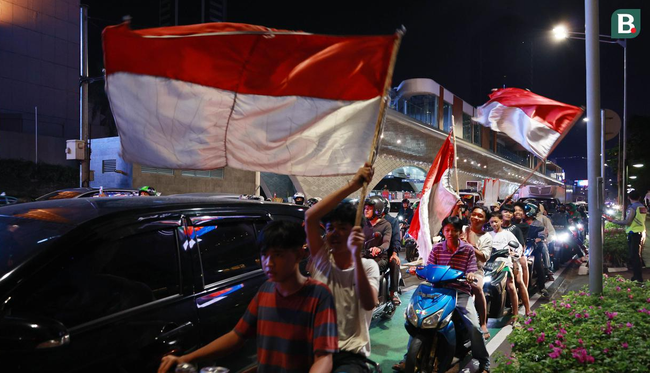 Fan Indonesia ném pháo sáng, 'đi bão' xuyên đêm sau khi đội nhà thắng cảm xúc Thái Lan vô địch SEA Games - Ảnh 5.