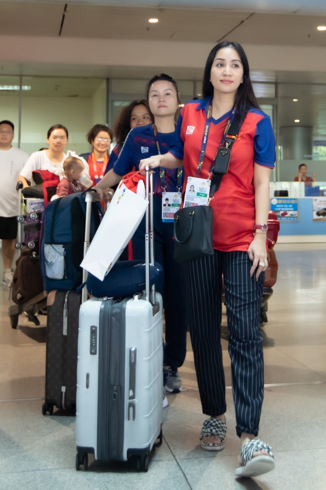 Phan Hiển ra sân bay đón Khánh Thi trở về sau tấm HCV SEA Games 32 - Ảnh 3.
