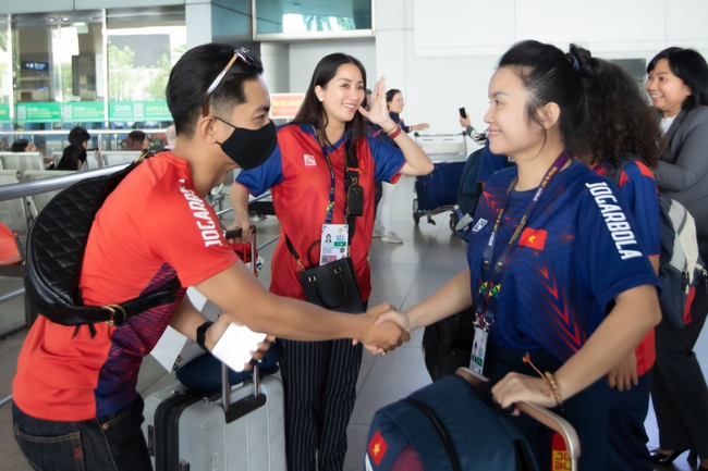 Phan Hiển ra sân bay đón Khánh Thi trở về sau tấm HCV SEA Games 32 - Ảnh 4.