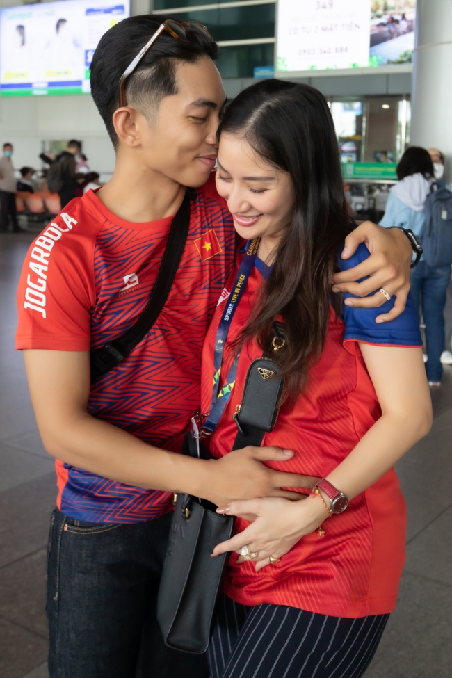 Phan Hiển ra sân bay đón Khánh Thi trở về sau tấm HCV SEA Games 32 - Ảnh 6.