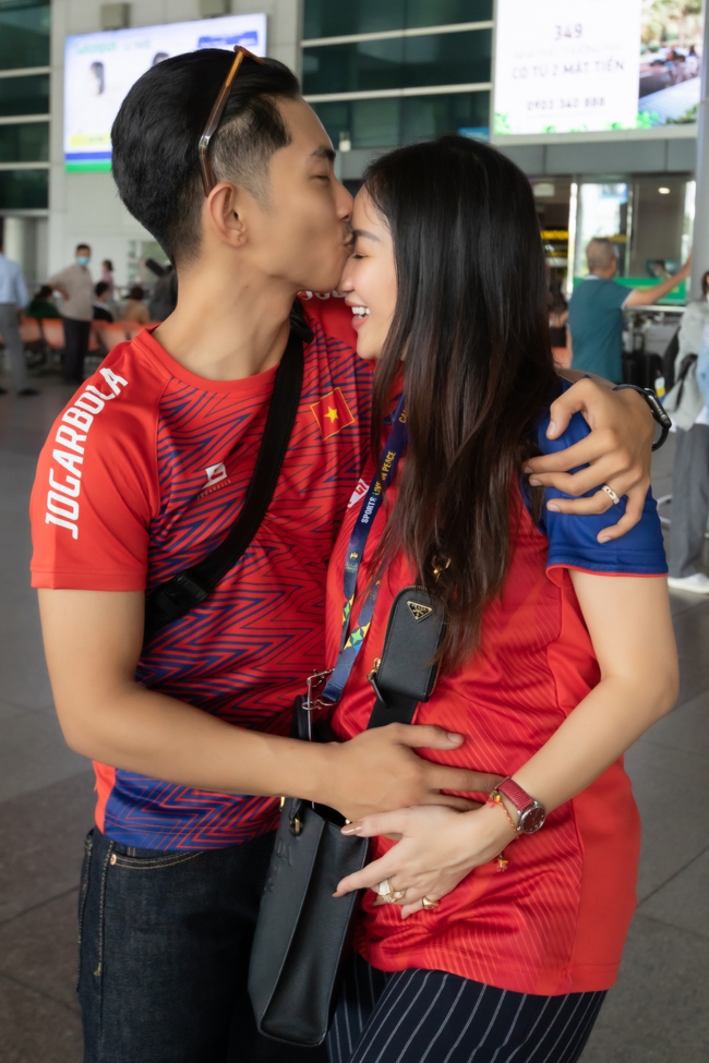 Phan Hiển ra sân bay đón Khánh Thi trở về sau tấm HCV SEA Games 32 - Ảnh 5.