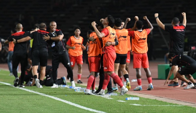 Tổng thống Indonesia thừa nhận căng thẳng, khen các cầu thủ “phi thường” sau trận chung kết nghẹt thở - Ảnh 1.