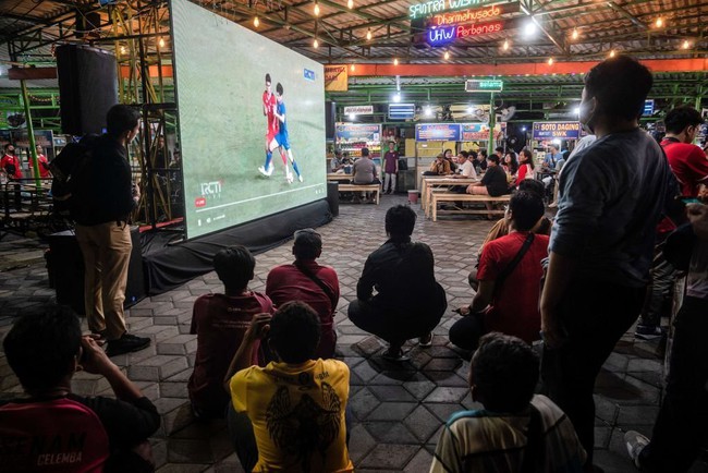 Fan Indonesia ném pháo sáng, 'đi bão' xuyên đêm sau khi đội nhà thắng cảm xúc Thái Lan vô địch SEA Games - Ảnh 6.