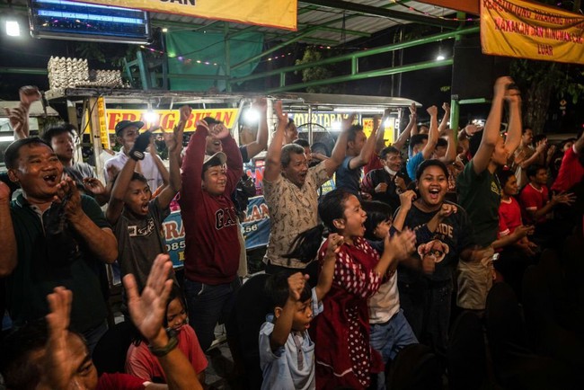 Fan Indonesia ném pháo sáng, 'đi bão' xuyên đêm sau khi đội nhà thắng cảm xúc Thái Lan vô địch SEA Games - Ảnh 8.