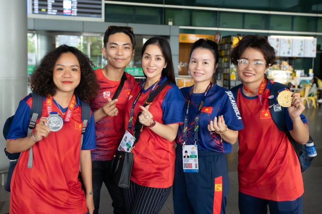Phan Hiển ra sân bay đón Khánh Thi trở về sau tấm HCV SEA Games 32 - Ảnh 7.