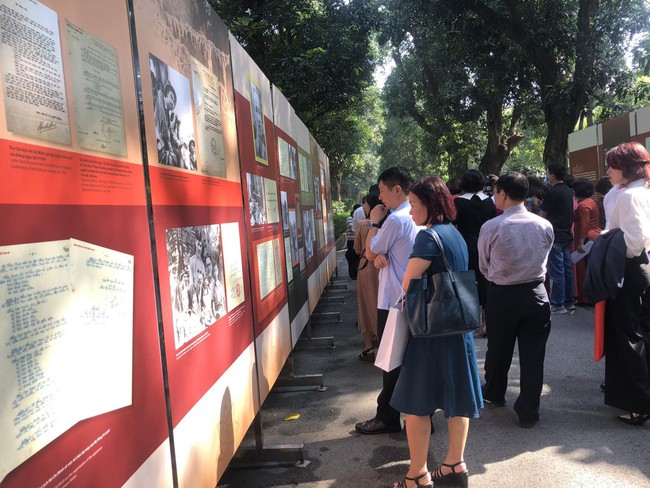 Triển lãm 'Sưu tập chữ ký và bút tích của Chủ tịch Hồ Chí Minh giai đoạn 1945 - 1969' - Ảnh 2.