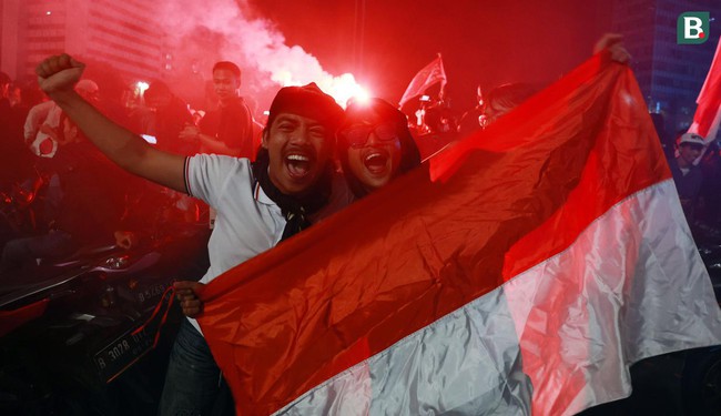 CĐV Indonesia thi nhau đốt pháo sáng; trang của LĐBĐ Thái Lan phải khóa bình luận sau trận chung kết 9 thẻ đỏ - Ảnh 1.