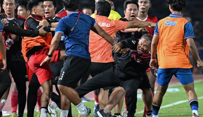 ESPN, Marca ngỡ ngàng, chê trách cuộc hỗn chiến giữa U22 Thái Lan với Indonesia - Ảnh 2.
