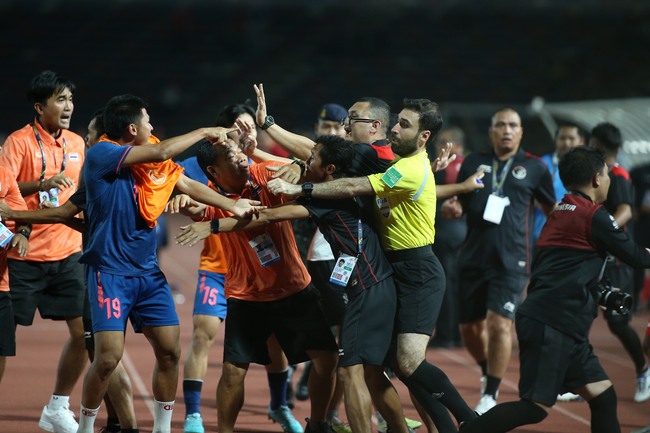Chuyên gia Thái Lan chỉ trích đội nhà ‘thua toàn diện’ trước Indonesia sau màn hỗn chiến xấu xí ở chung kết SEA Games  - Ảnh 3.