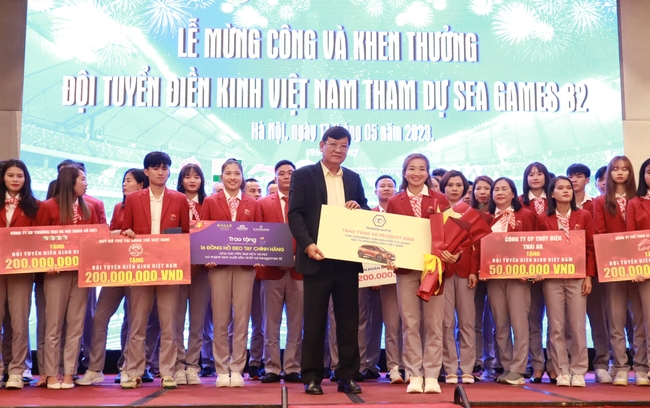 THACO chính thức tặng xe cho Nguyễn Thị Oanh: 'Chúng tôi coi Oanh như một đại diện của 'nỗ lực vượt khó' - Ảnh 1.