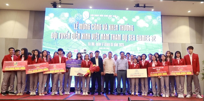 THACO chính thức tặng xe cho Nguyễn Thị Oanh: 'Chúng tôi coi Oanh như một đại diện của 'nỗ lực vượt khó' - Ảnh 2.