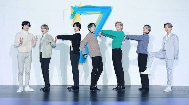 BTS 10 năm 'debut': Trung tâm Seoul nhuộm tím, phát hành phiên bản mới của kỷ niệm chương  - Ảnh 3.