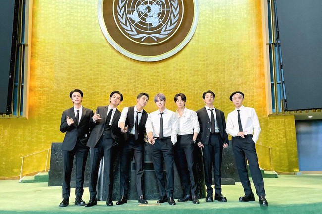 BTS 10 năm 'debut': Trung tâm Seoul nhuộm tím, phát hành phiên bản mới của kỷ niệm chương  - Ảnh 4.