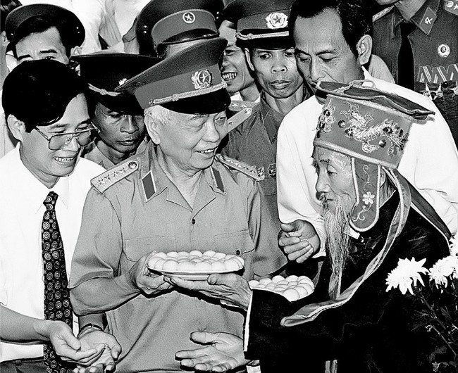 Vinh danh những nhiếp ảnh gia của TTXVN (kỳ 3): Trần Tuấn - đường đến với những bức ảnh về Đại tướng Võ Nguyên Giáp - Ảnh 2.