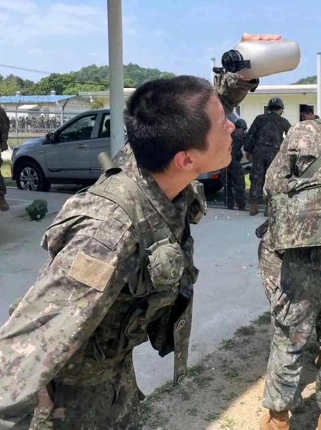 J-Hope BTS trải qua khóa huấn luyện quân sự khắc nghiệt trong quân đội - Ảnh 3.