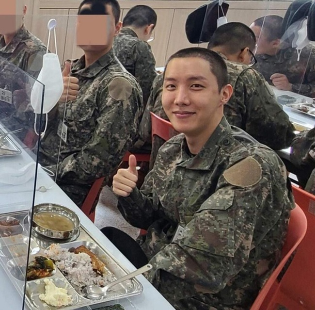 J-Hope BTS trải qua khóa huấn luyện quân sự khắc nghiệt trong quân đội - Ảnh 4.