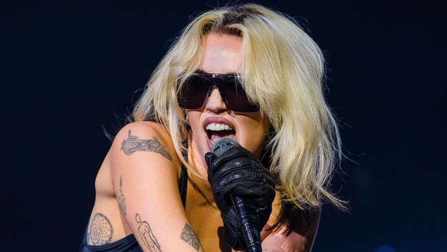 Miley Cyrus cảm thấy 'tội lỗi' trước những tranh cãi khi dứt bỏ hình tượng sao nhí - Ảnh 1.