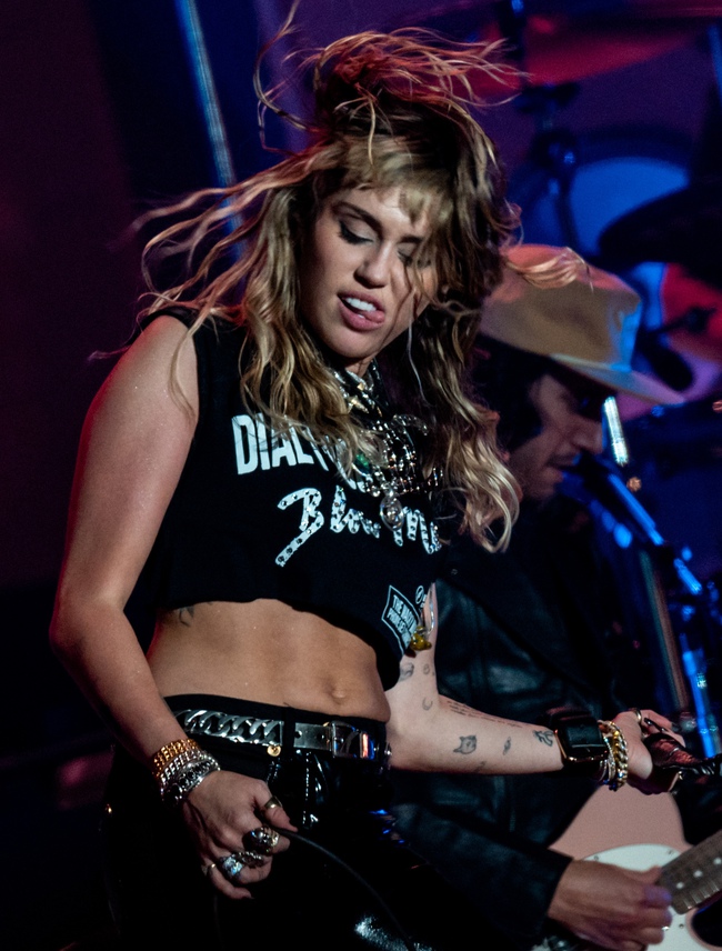 Miley Cyrus cảm thấy 'tội lỗi' trước những tranh cãi khi dứt bỏ hình tượng sao nhí - Ảnh 2.