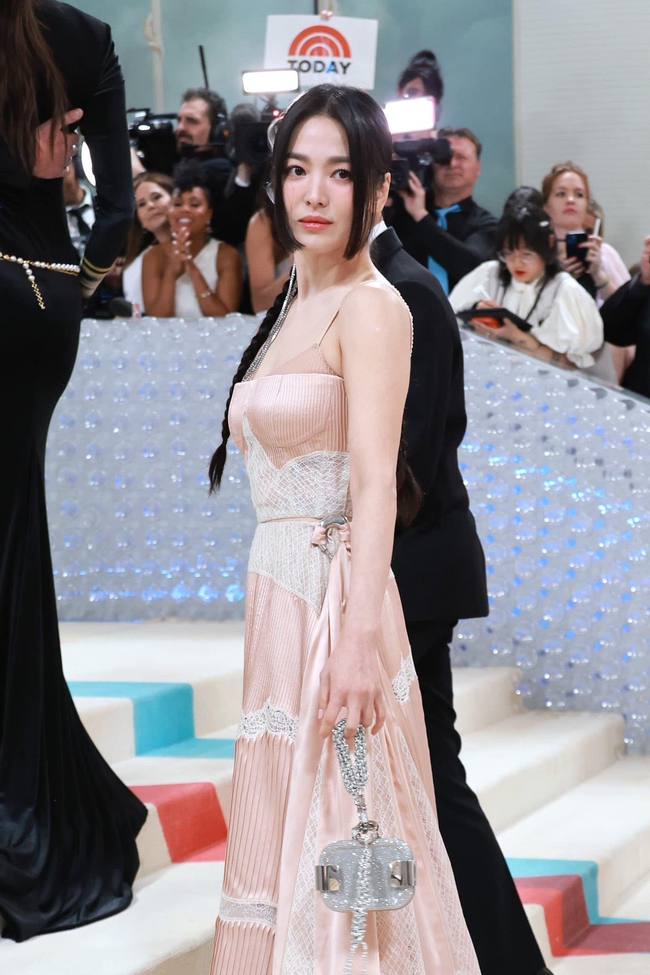 Jennie Blackpink gây sốt khi đọ sắc cùng Song Hye Kyo tại Met Gala 2023 - Ảnh 5.