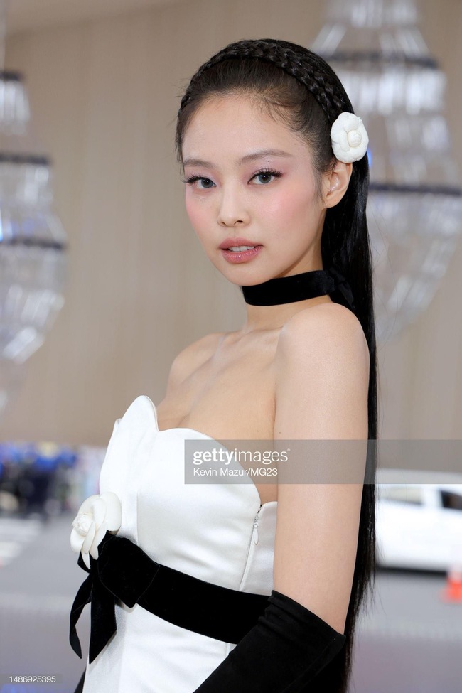 Kim Jennie xuất hiện nổi bật tại Met Gala, dự là nàng &quot;công chúa hoa trà&quot; sẽ đưa 1 trend cũ hot trở lại - Ảnh 5.