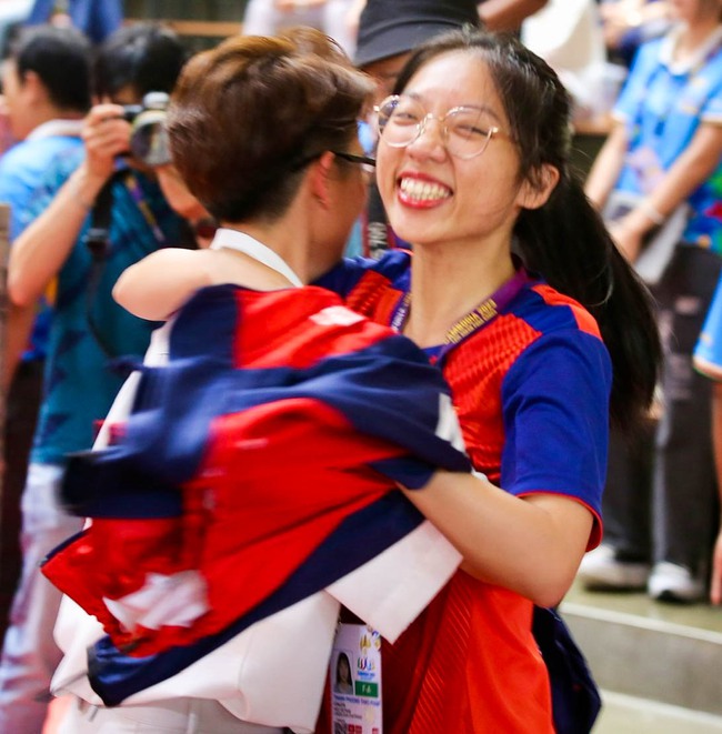 Nữ trọng tài xinh đẹp rơi nước mắt khi Việt Nam giành Huy chương vàng đầu tiên của toàn SEA Games 32 - Ảnh 3.