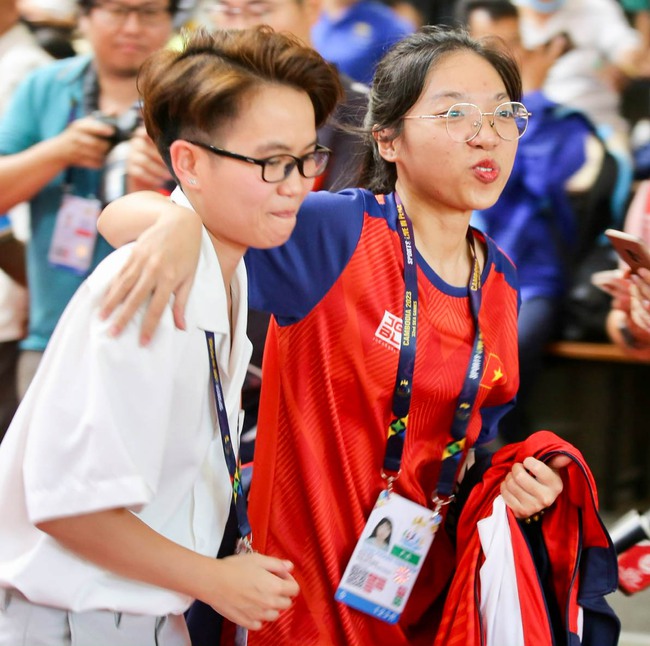Nữ trọng tài xinh đẹp rơi nước mắt khi Việt Nam giành Huy chương vàng đầu tiên của toàn SEA Games 32 - Ảnh 4.